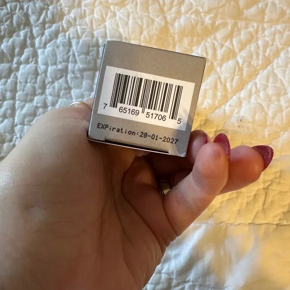 CO Gray Vitamin C Facial Serum with Red Accent - Picture 4 of 4